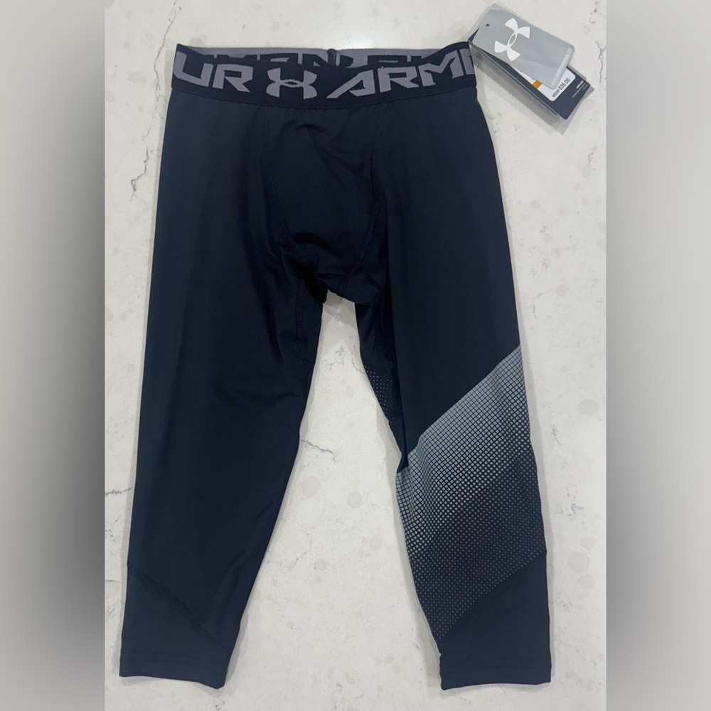 NWT Under Armour heat gear tights, boys size small small in black